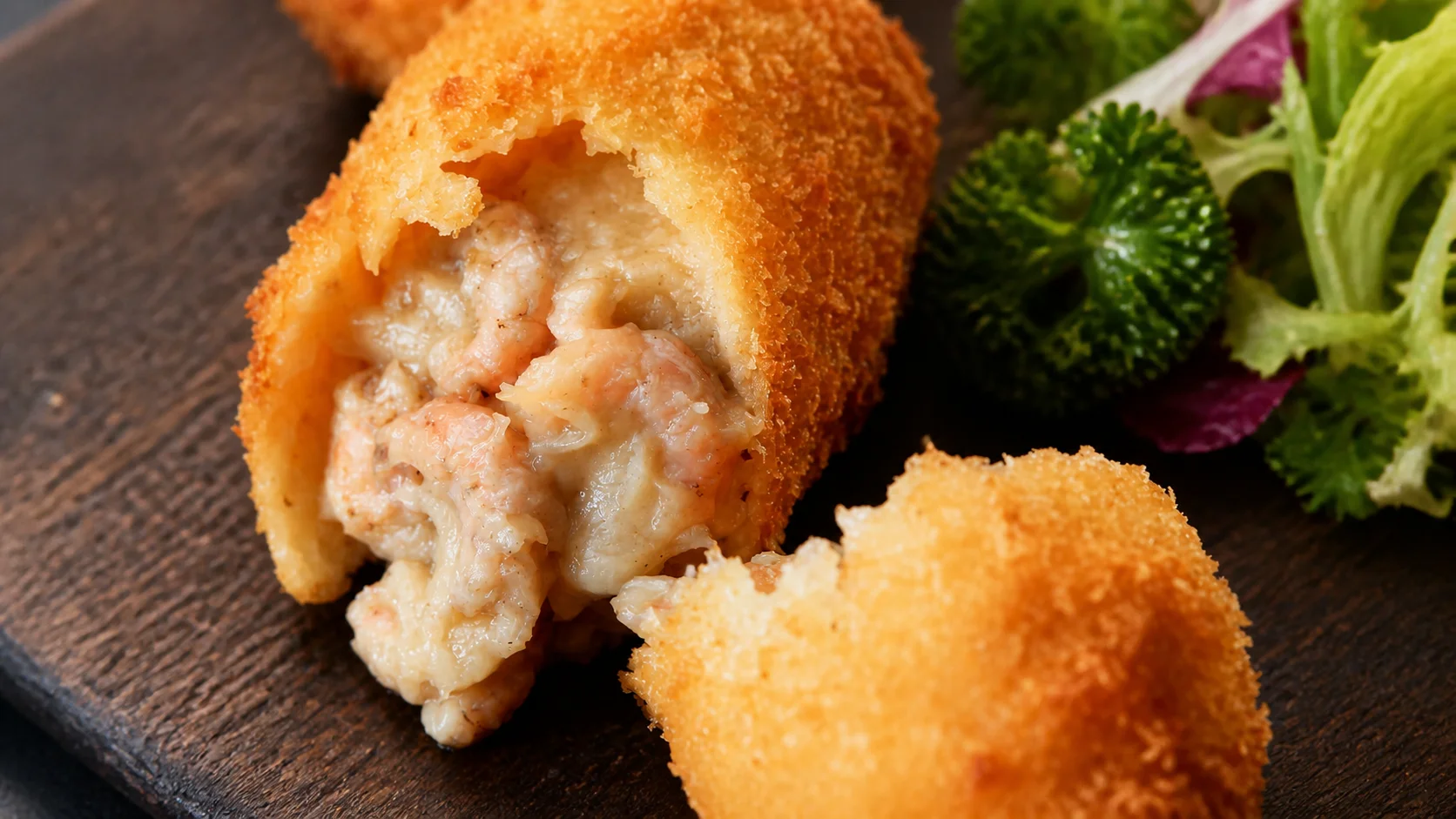 Croquette aux crevettes ouverte, garniture crémeuse visible