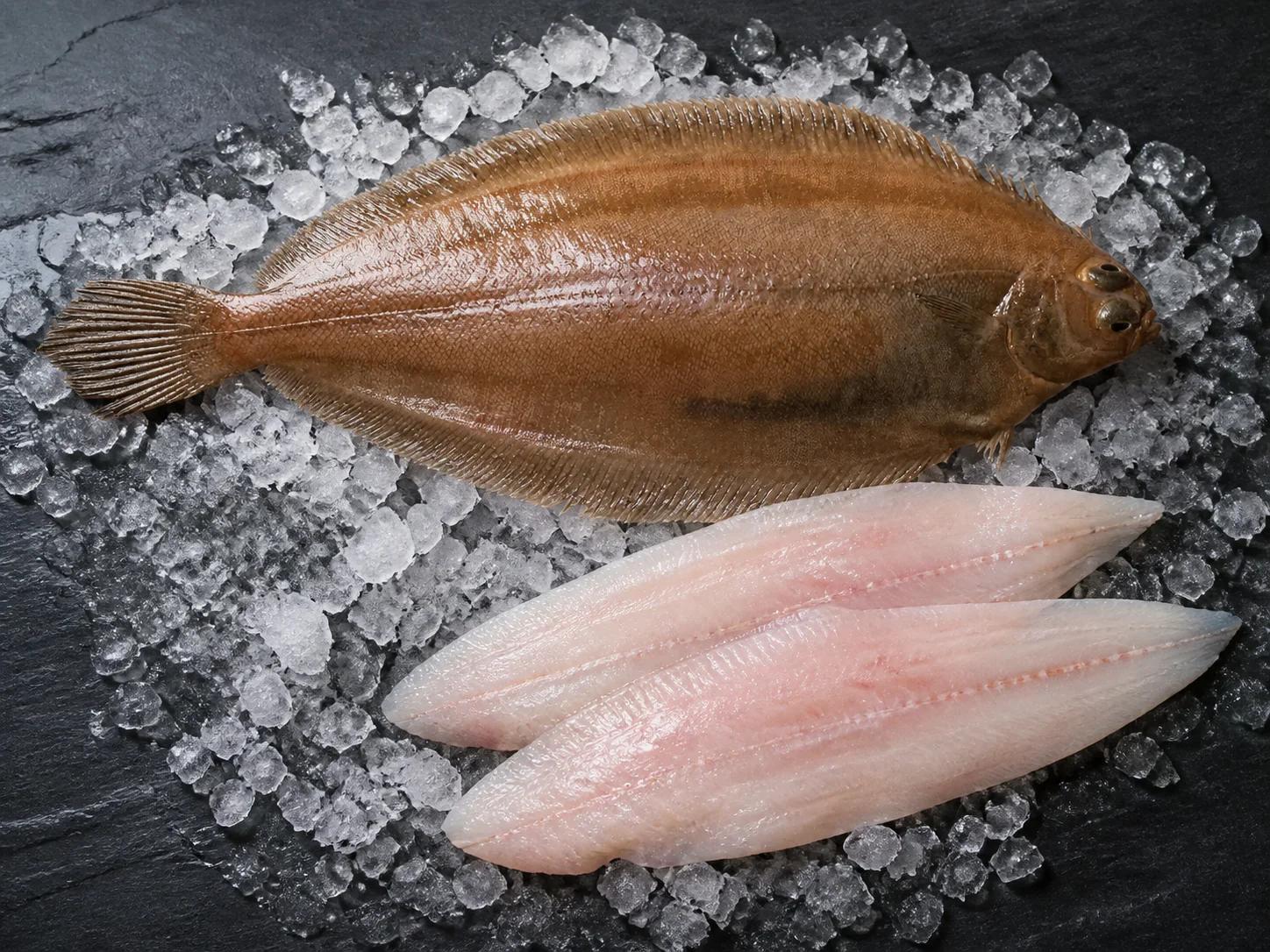 Miet entière et filets crus sur ardoise