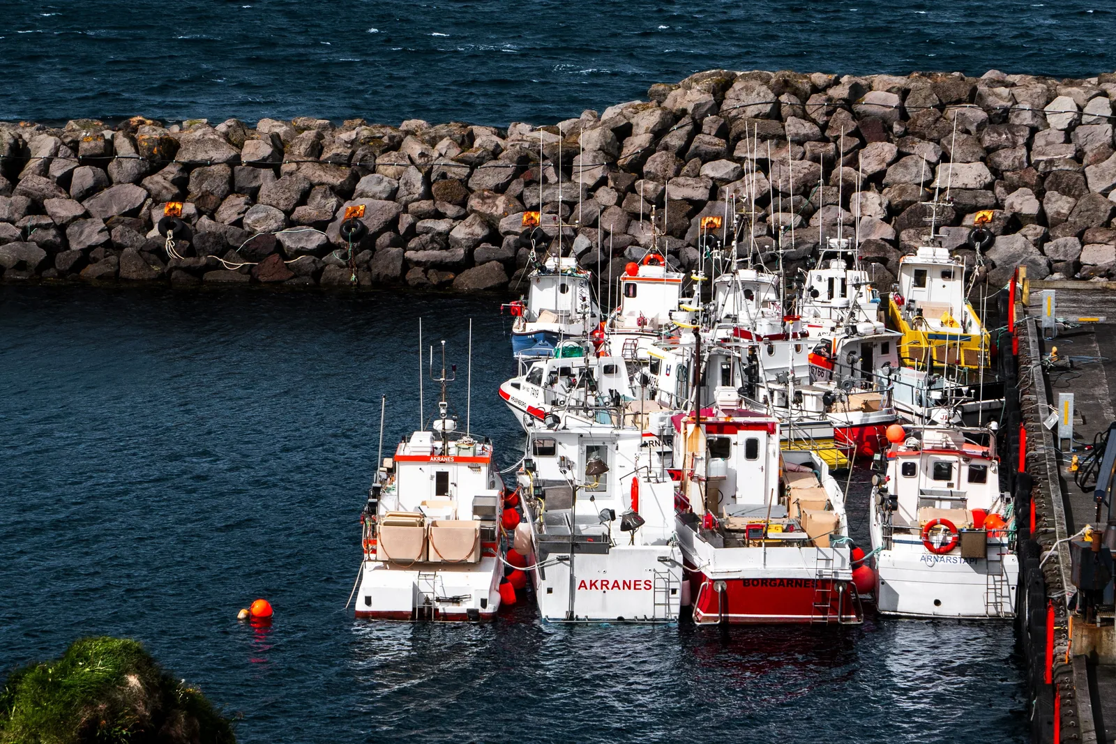 Petits bateaux de pêche dans le port d’Akranes, Islande