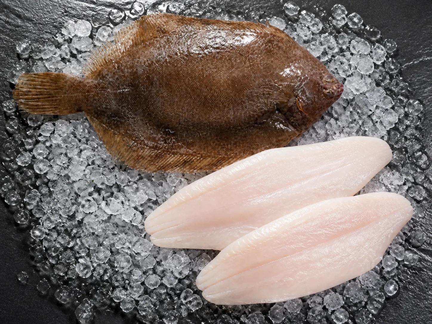 Limande-sole entière et filets crus sur ardoise